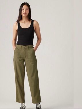 Woman’s Levi’s Utility Pant Olive Green Straight Leg.